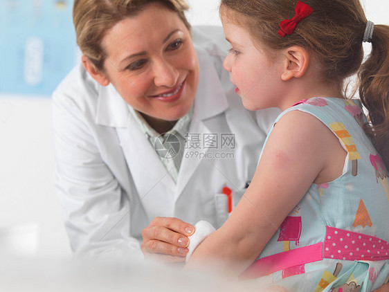 照顾小女孩的医生图片