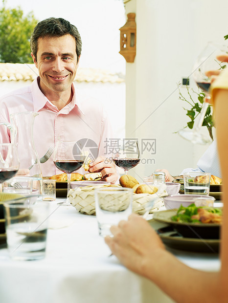 男人在阳台上吃午饭图片