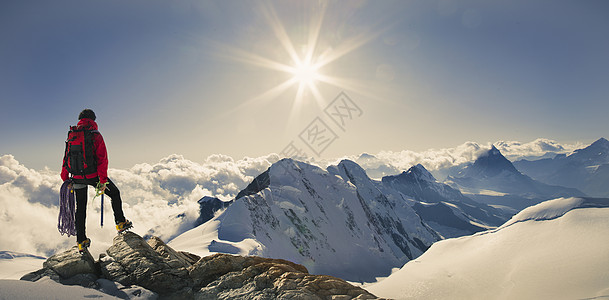 男性登山者白种人雪阳光高清图片