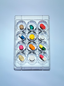 多种药物放在多孔托盘中图片