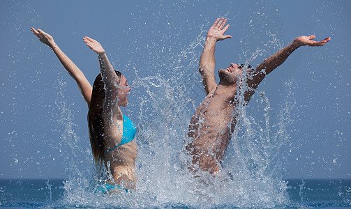 在水里一起玩耍的夫妇图片