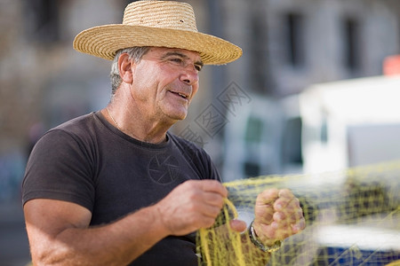 老人修复渔网图片