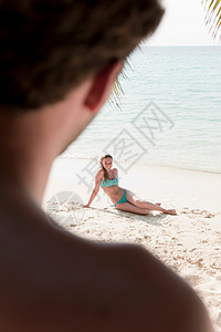 在海滩上欣赏女人的男人图片