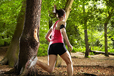 在森林里奔跑的女人图片