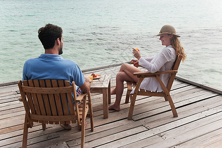 一对夫妇在海边吃饭图片