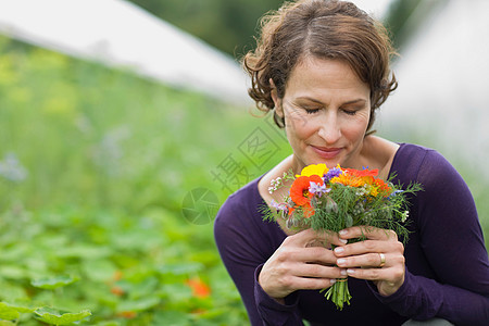 拿着花的女人图片