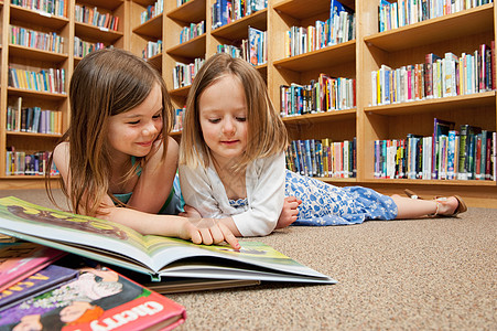 两个女孩学校图书馆的学生背景