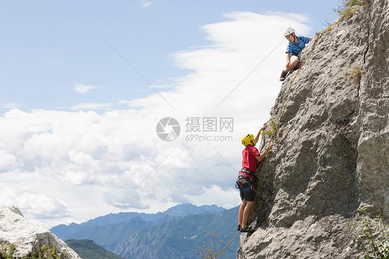 两个男孩在爬图片