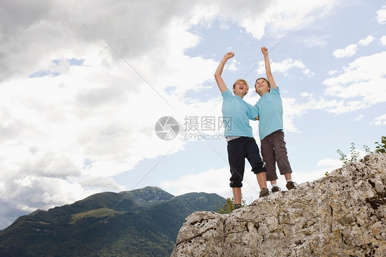 站在山顶的男孩图片