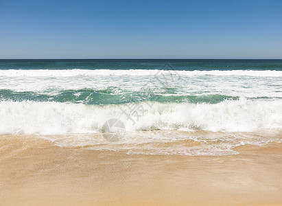 海浪冲击海滩背景图片