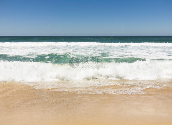 海浪冲击海滩图片