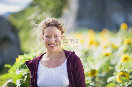 站在向日葵中间的女人图片