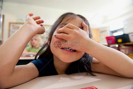 小学生在笑图片