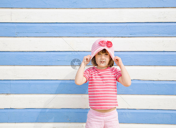 海滩小屋前的女孩图片