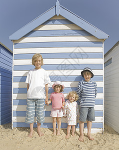 沙滩小屋前的孩子们图片