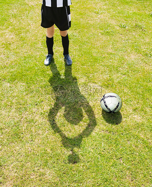 有奖杯的男孩的影子