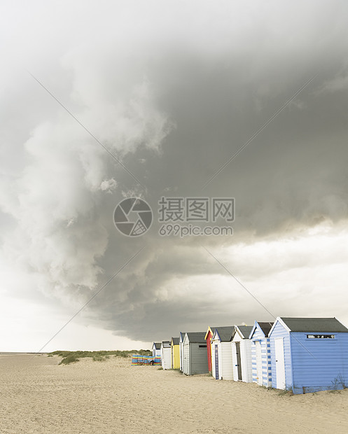 阴天的海滩小屋图片