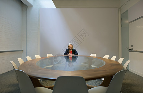 女人独自坐在会议室里图片