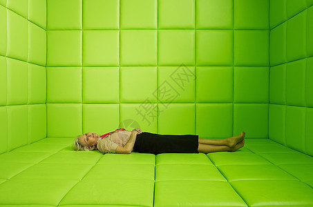 坐在绿色软垫房里的女人图片