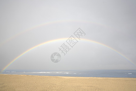 海滩上彩虹图片