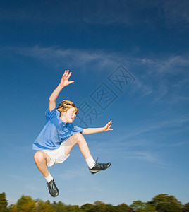 男孩在空中跳跃图片