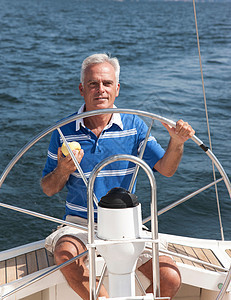 在湖上航行的老人图片