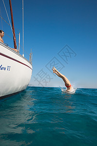 年轻女子从游艇上跳入大海图片