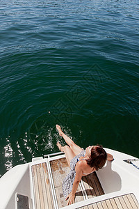 从帆船上垂下脚的女人图片
