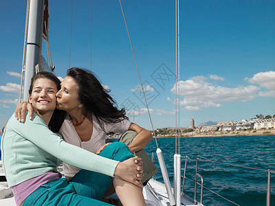 母亲在游艇上亲吻女儿图片