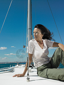 在游艇上放松的成熟女人图片