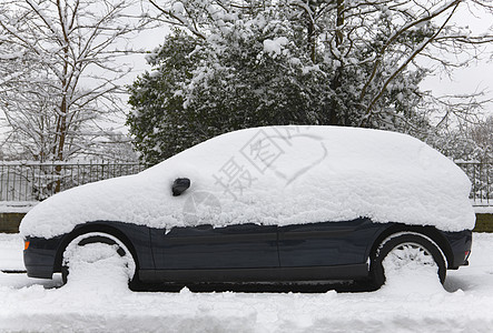 被冰雪覆盖的爱车高清图片