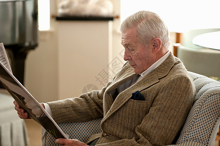 读报纸的老人图片