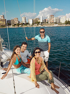 游艇上的成熟父母和年轻夫妇图片