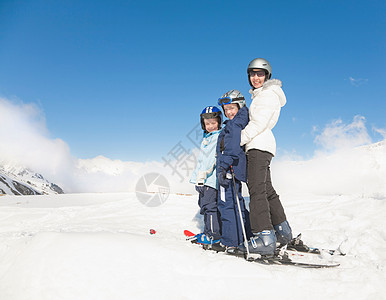 女人和两个穿滑雪板的男孩背景图片