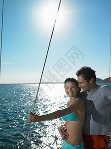 年轻夫妇站在海上的游艇上图片