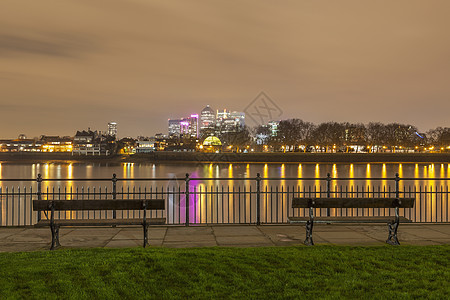 英国伦敦金丝雀码头和泰晤士河夜景图片