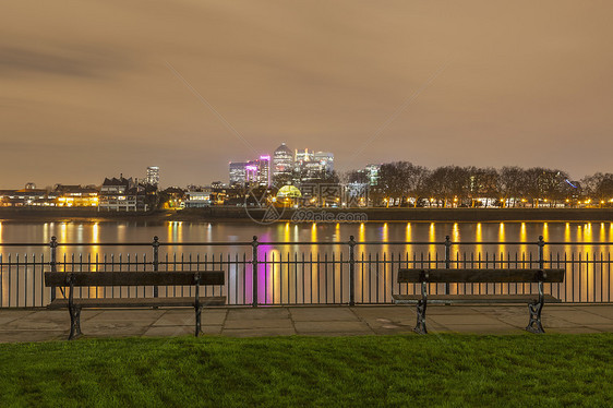 英国伦敦金丝雀码头和泰晤士河夜景图片