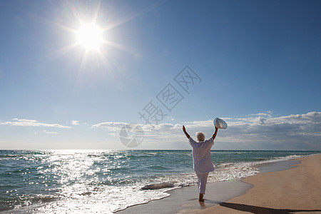 外国老太太海滩上的老太太背景