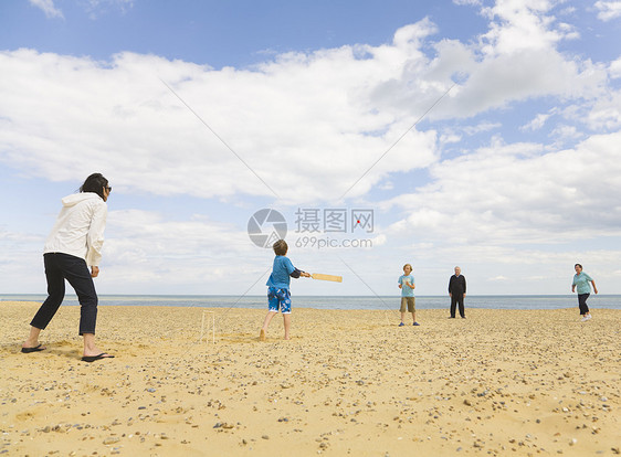 人们在海滩上打板球图片