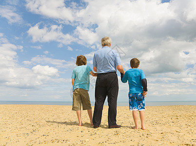 爷爷和两个男孩看着大海图片