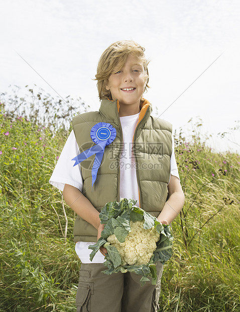 男孩赢得农产品的比赛图片