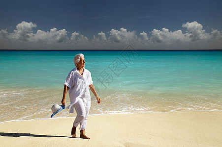 海滩上的老太太图片