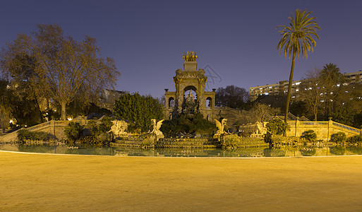 西班牙，加泰罗尼亚，巴塞罗那，晚上在西图塔德拉公园的卡斯卡达纪念碑图片