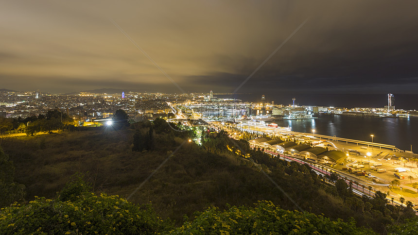 晚上的城市景观和海滨，巴塞罗那，加泰罗尼亚，西班牙图片