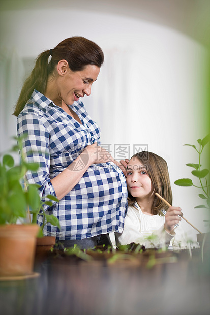 孕妇和小女孩图片