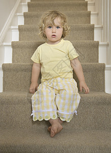 坐在楼梯上的女孩图片