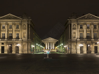 从协和广场到法国巴黎马德兰教堂的夜景图片