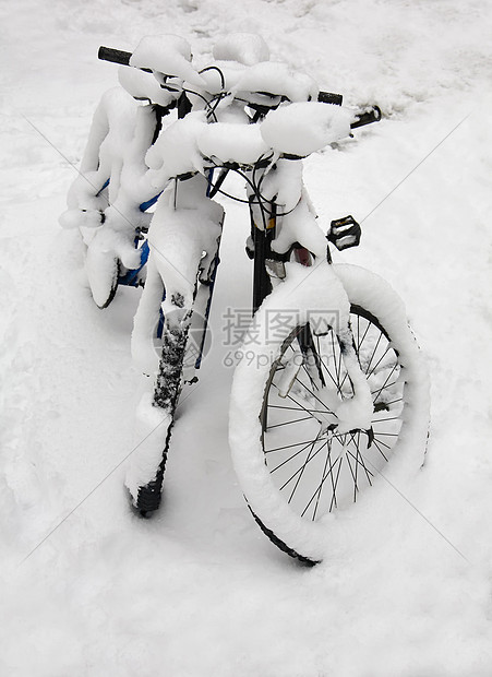 冰雪覆盖的自行车图片