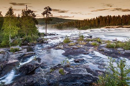 瑞典拉普兰斯托弗森岩石上的河流景观图片