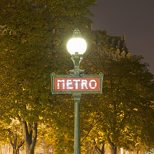 法国巴黎，夜间路灯和地铁标志景观图片